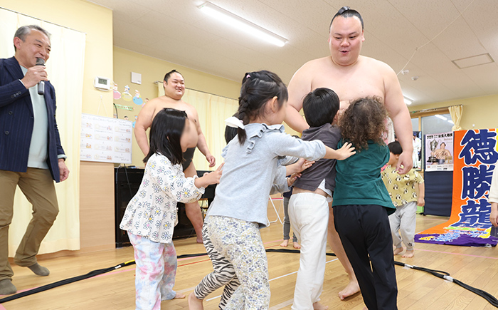 あいみー保育園にお相撲さんが来た時の写真