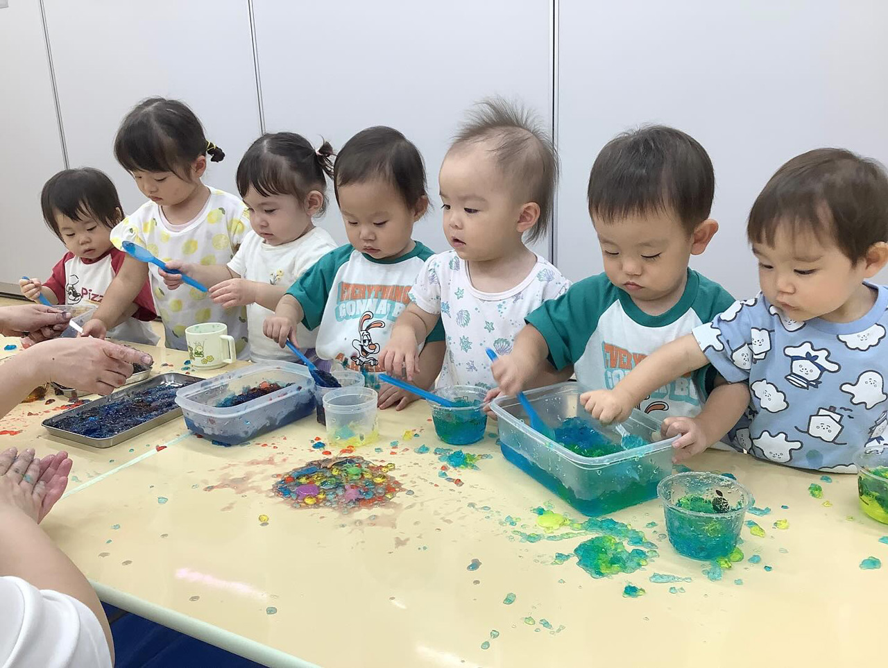 あいみー梶ヶ谷保育園 寒天あそび
