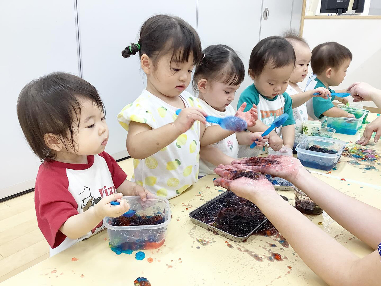 あいみー梶ヶ谷保育園 寒天あそび