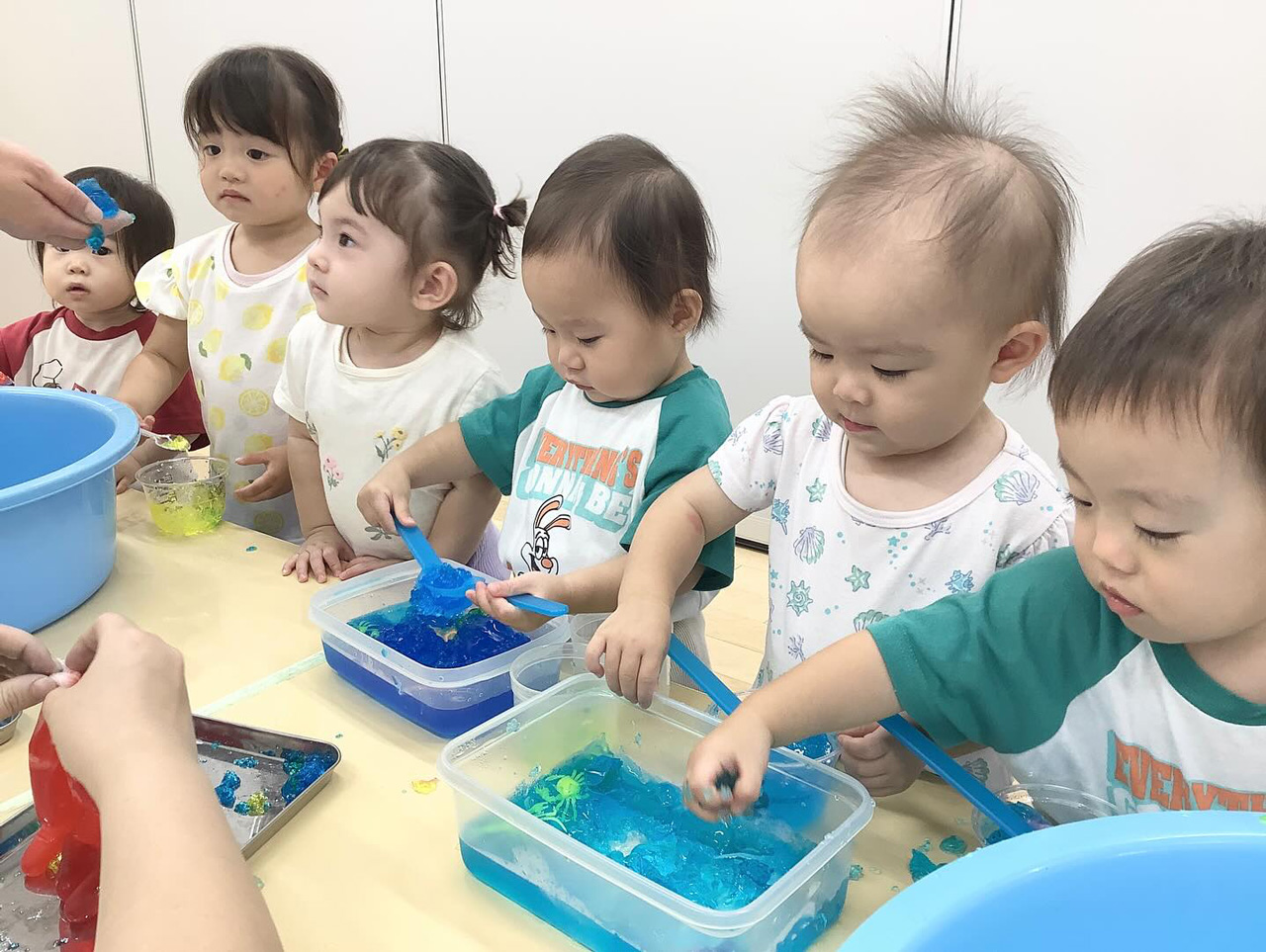 あいみー梶ヶ谷保育園 寒天あそび