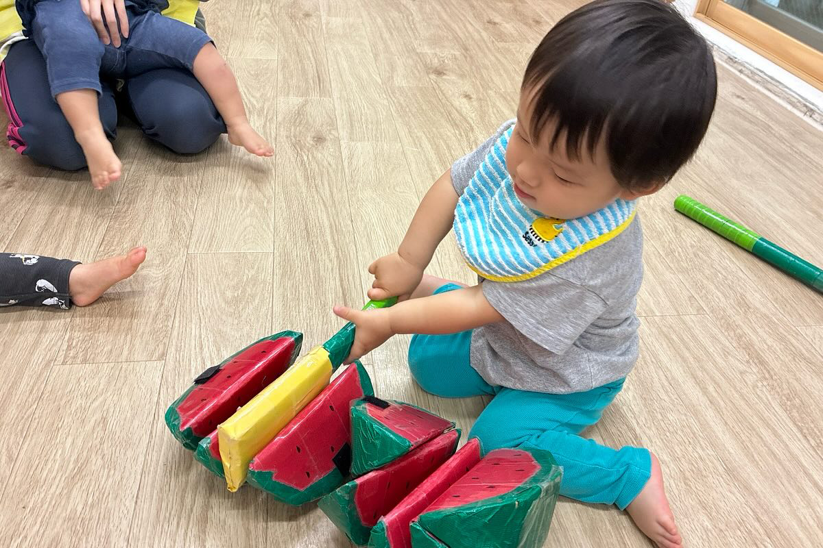 あいみー溝口保育園 1歳児スイカ割り