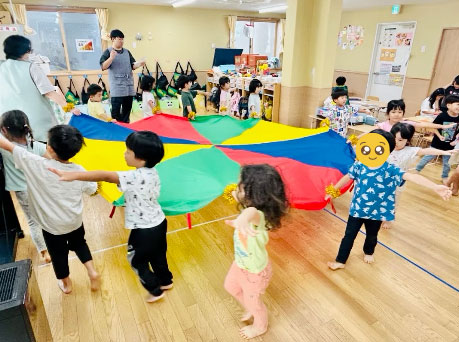 あいみー平間保育園 パラバルーンの練習