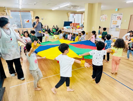 あいみー平間保育園 パラバルーンの練習