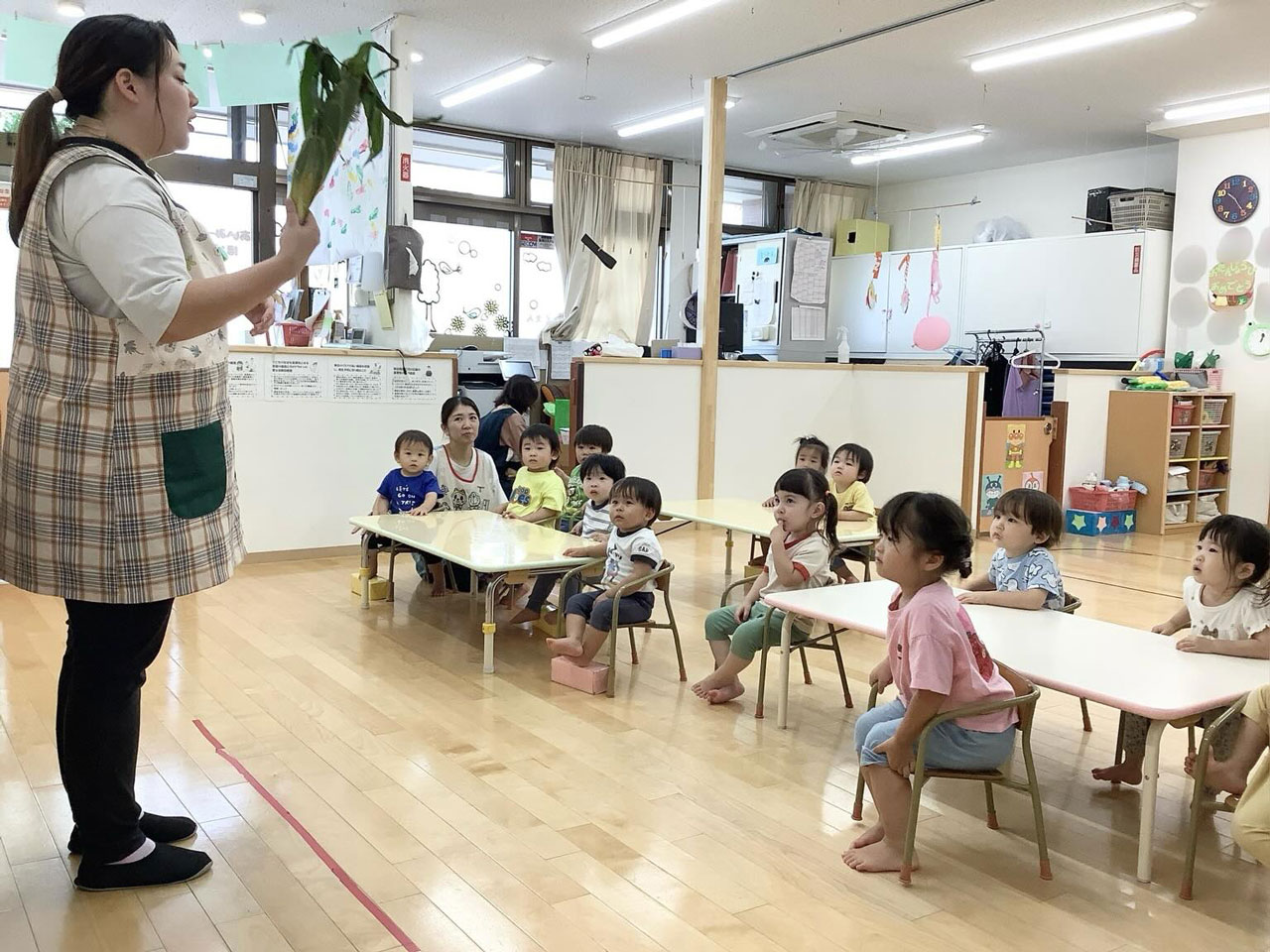 あいみー梶ヶ谷保育園 とうもろこし皮むき