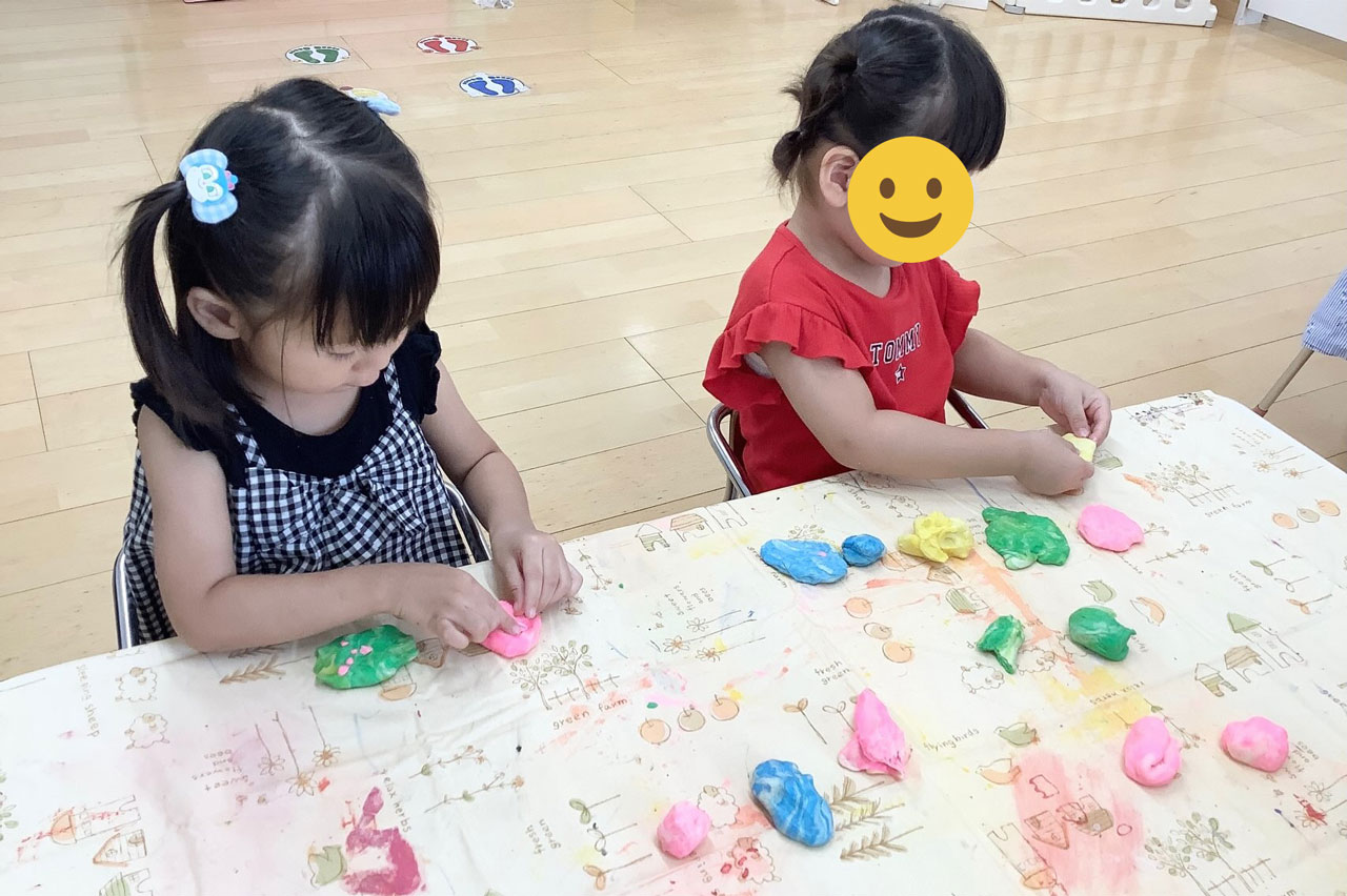 BabyインターナショナルあいみーBelle新梶ヶ谷保育園 粘土あそび