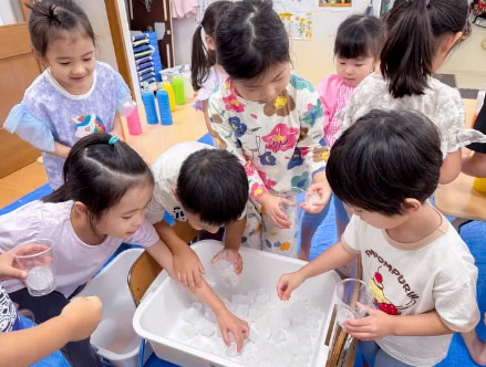 あいみー南加瀬保育園 色水遊び