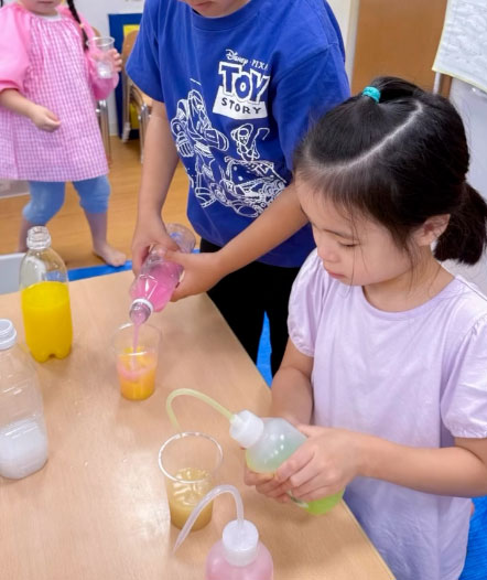 あいみー南加瀬保育園 色水遊び