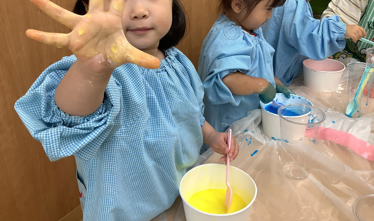 あいみー溝口保育園 片栗粉スライム遊び