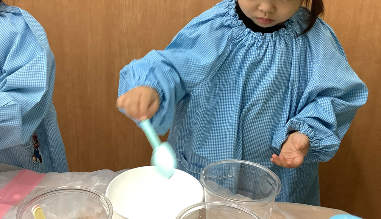 あいみー溝口保育園 片栗粉スライム遊び