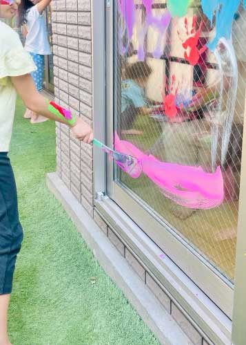 あいみー平間保育園 ウインドウペインティング遊び