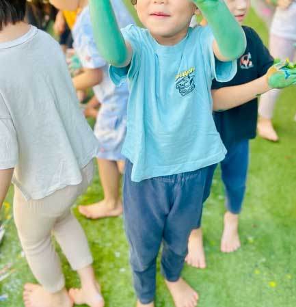 あいみー平間保育園 ウインドウペインティング遊び