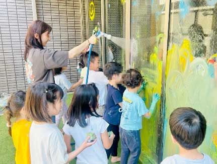 あいみー平間保育園 ウインドウペインティング遊び